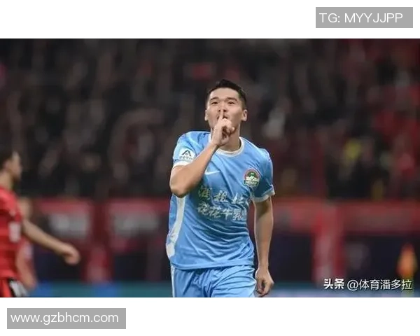 中国足球明星吐舌瞬间引发热议球迷热情高涨展现个性魅力