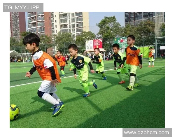 足球明星与小朋友欢乐共舞展现温馨瞬间传递快乐与梦想 足球明星与小朋友欢乐共舞展现温馨瞬间传递快乐与梦想