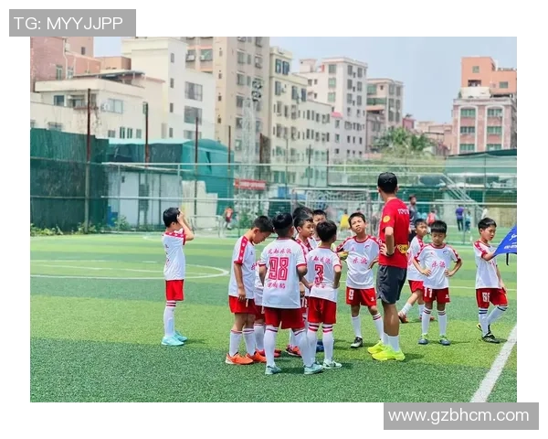 足球明星积极投身青训事业助力年轻球员成长与发展 足球明星积极投身青训事业助力年轻球员成长与发展